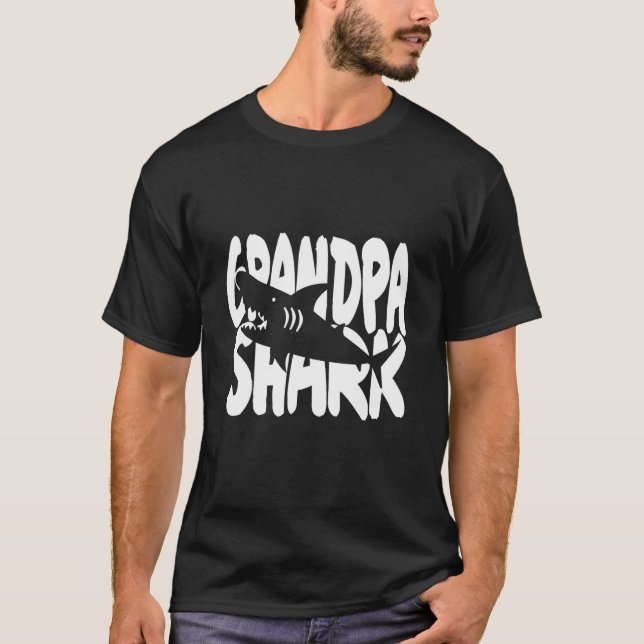 Camiseta Tubarão Vovô Em Um Oceano Selvagem (Frente)