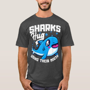 Camiseta Tubarões Abraçados Usando Arma De Tubarão Engraçad