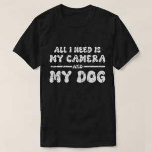Camiseta Tudo o que Preciso Câmera & Cachorro