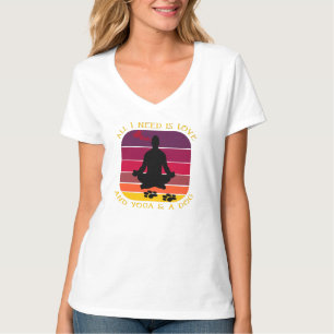 CAMISETA TUDO O QUE PRECISO É AMOR, YOGA E UM CACHORRO.