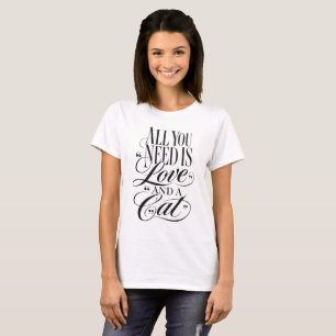 Camiseta Tudo o que Você Precisa É Amor e uma Tipografia de