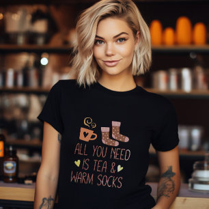 Camiseta Tudo o que Você Precisa é Chá e Meias Quentes Gráf