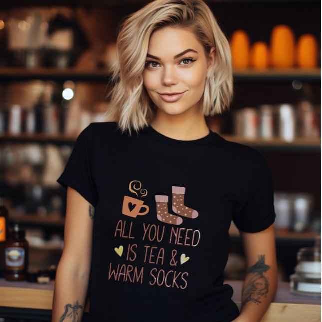 Camiseta Tudo o que você precisa é de meias de chá e aqueci (All you need is Tea & Warm socks women's T-Shirt)