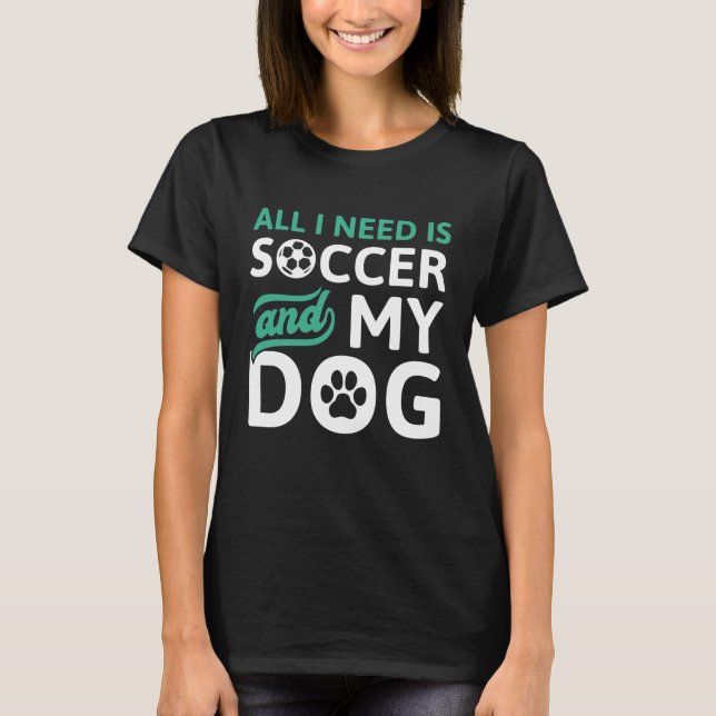 Camiseta Tudo que eu preciso é futebol e meu cachorro (Frente)