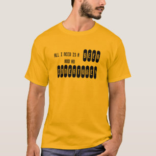 CAMISETA TUDO QUE EU PRECISO É UMA CERVEJA E UMA CÂMARA D