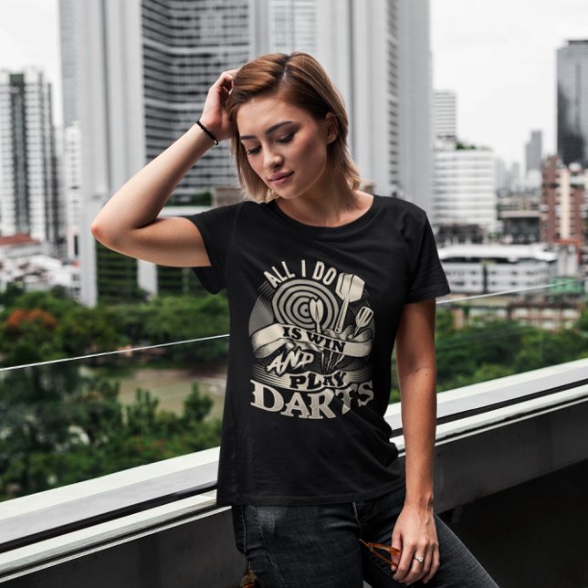 Camiseta Tudo que faço é ganhar e jogar dardos - campeão da (Criador carregado)