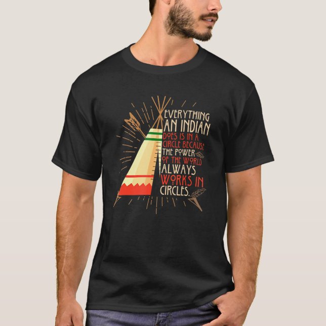 Camiseta Tudo Que Um Índio Faz Em Um Círculo (Frente)