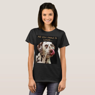 Camiseta Tudo que você precisa é amor… e um dalmatian