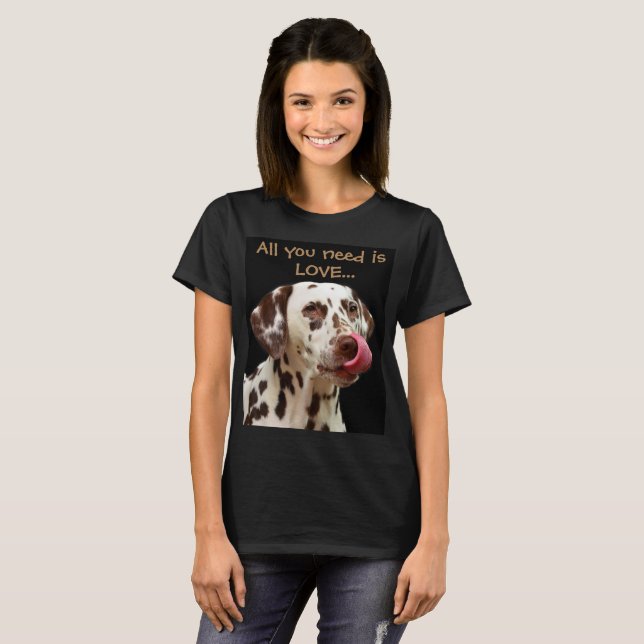 Camiseta Tudo que você precisa é amor… e um dalmatian (Frente Completa)