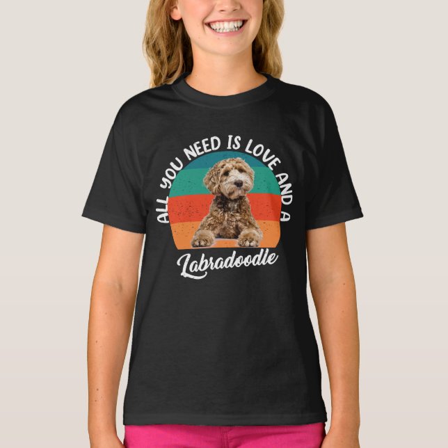 Camiseta Tudo que você precisa é amor e um labradoodle (Frente)