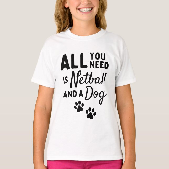 Camiseta Tudo que você precisa é de netball e um cachorro (Frente)