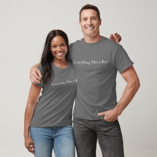 Camiseta Tudo Tem uma Motivação Chave
