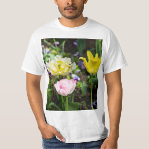 Camiseta Tulipas brancas, cor-de-rosa e amarelas no jardim