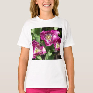 Camiseta Tulipas púrpuras e brancas no jardim