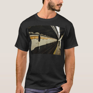 Camiseta Túnel do metro com parede do azulejo