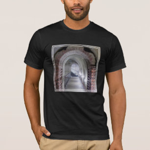 Camiseta Túnel em um Abrigo Antiaéreo Nazista