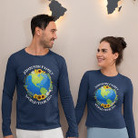 Camiseta Turnê Internacional Personalizado Flores de Terra<br><div class="desc">Personalize estas incríveis t-shirts de mangas compridas no mundo para uma banda de turnê ou viagem de férias da família. O planeta está envolto em uma bela coroa floral de girassóis e vinhas. Camisetas de manga,  de viagem,  bonitas e personalizadas,  para explorar a Terra.</div>