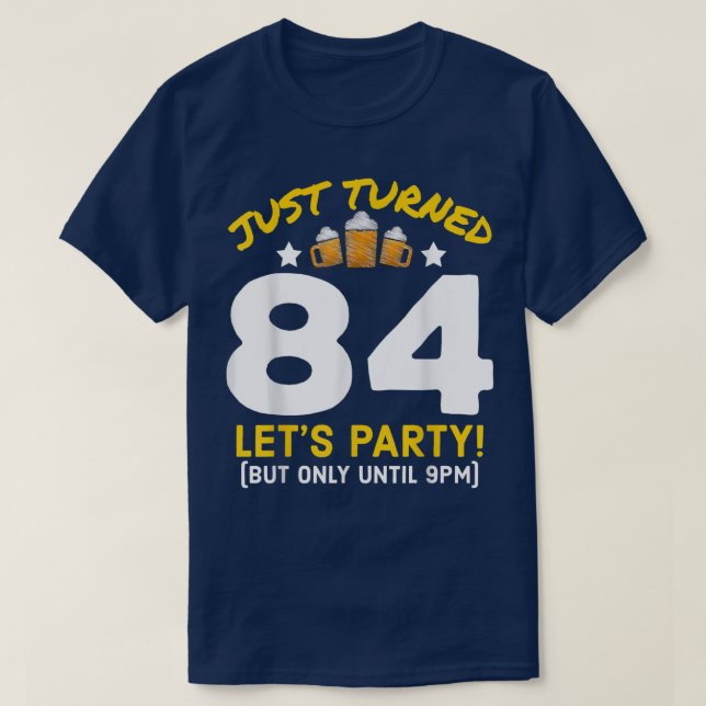 Camiseta Turned 84 Party Until 9pm Funny 84th Birthday Beer (Frente do Design)