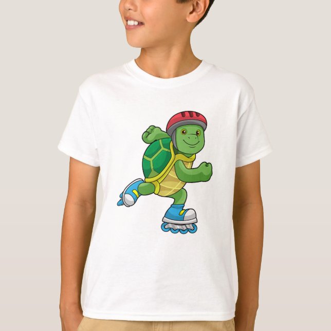 Camiseta Turtle como skater com skates e capacete embutidos (Frente)