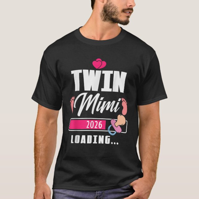 Camiseta Twin Mimi Loading 2026 Funny Baby Girl Reveal Fami (Frente)