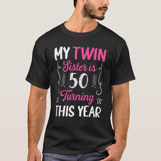 Camiseta Twin Sister Is 50 Turning This Year Cute 50Th Birt (Frente)