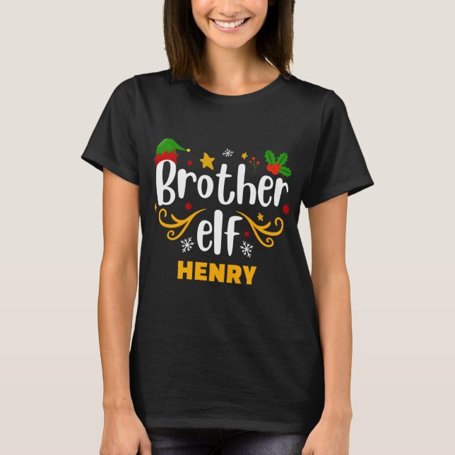 Camiseta Tygraphy Brother Elf Fun Family Matching T Shirt  (Frente)