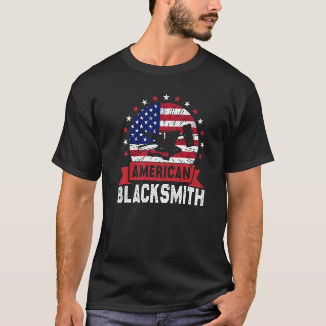 Camiseta U Flag Blacksmithing Anvil & Hammer American Blac (Frente)