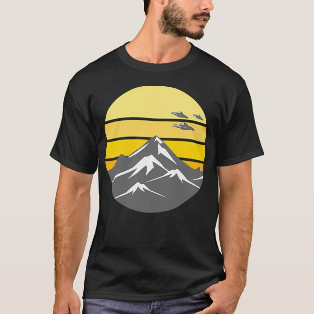 Camiseta Ufo Above Moutains (Frente)