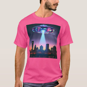 Camiseta Ufo Hovering Over City Skyline À Noite