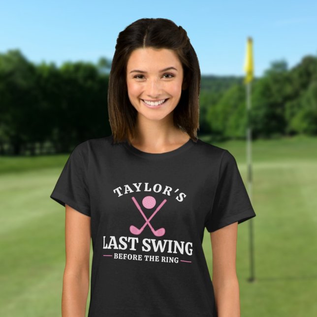 Camiseta Último Balanço Antes do Anel de Golf Bachelorette (Last Swing Before The Ring Golf Bachelorette T-Shirt by Ricaso Personalized with name of bride to be)