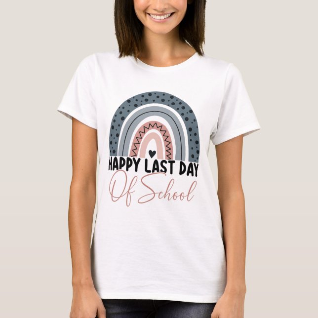Camiseta Último Dia de Professora Formado Em Arco-Íris (Frente)