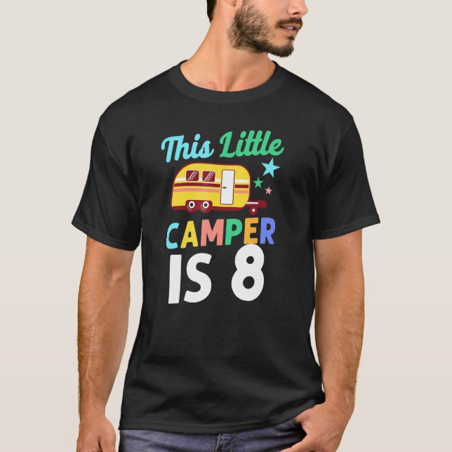 Camiseta Um Acampamento Bonito Esta Pequena Campista É 8 Mo (Frente)