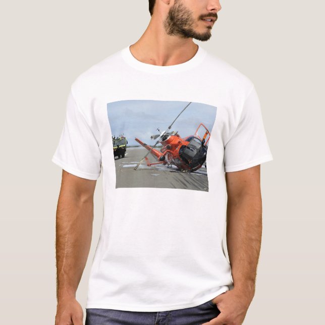 Camiseta Um acidente com helicóptero de golfinho na Guarda  (Frente)
