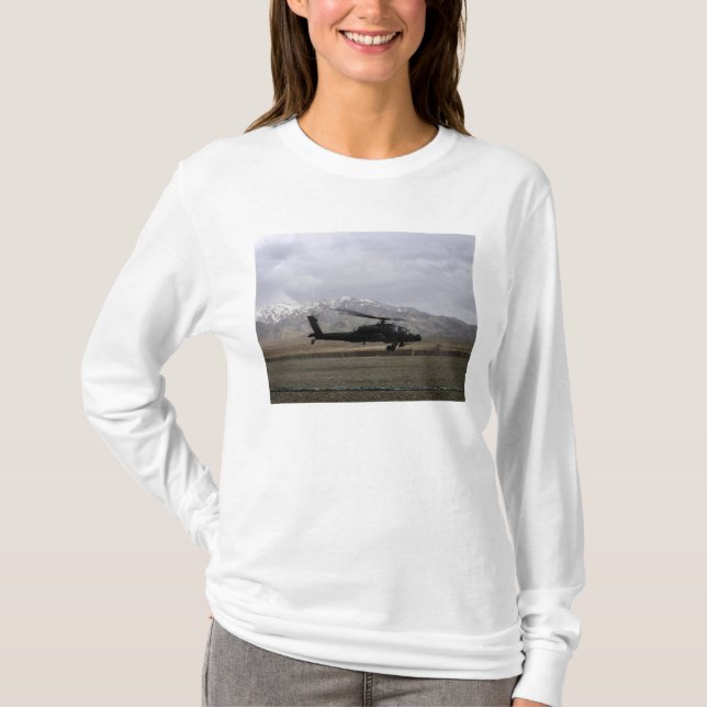 Camiseta Um AH-64A decolando (Frente)