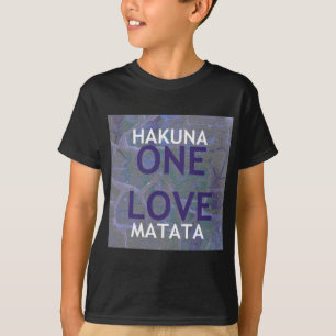 Camiseta Um Amor Hakuna Matata Swahili Azul Cinza Abstrato