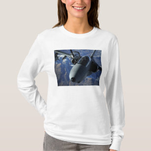 Camiseta Um AMX italiano é reabastecido por um