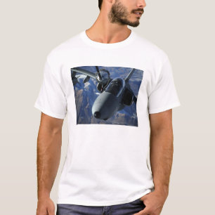 Camiseta Um AMX italiano é reabastecido por um
