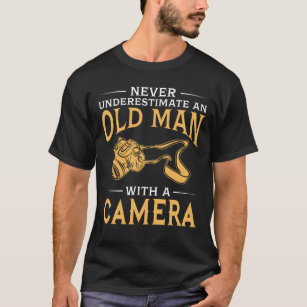 Camiseta Um ancião com uma câmera