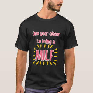 Camiseta Um ano mais perto de ser um desanuviamento M I L F