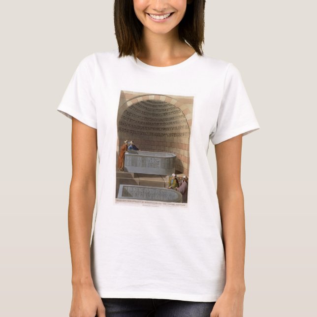 Camiseta Um Antigo Sarcófago de Basaltes, chamado Lov (Frente)