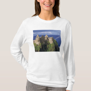Camiseta Um arco-íris atinge o castelo medieval de Dunluce