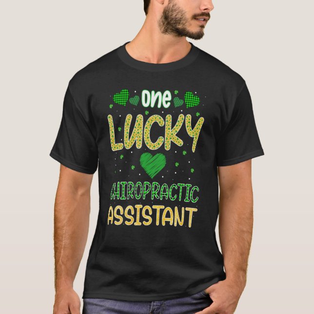Camiseta Um Assistente Chiroprático Sortudo Saint Patricks  (Frente)