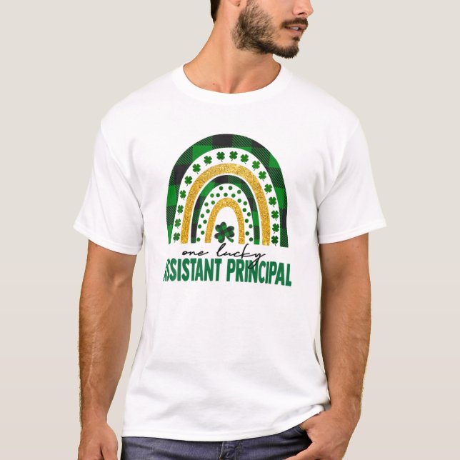 Camiseta Um Assistente Sortudo Diretor Rainbow St Patricks (Frente)