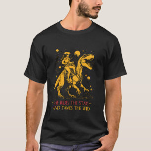 Camiseta Um Astronauta em uma Missão Espacial Controla um T