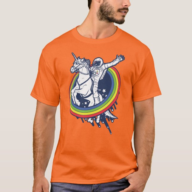 Camiseta Um astronauta que monta um uncorn através de um (Frente)