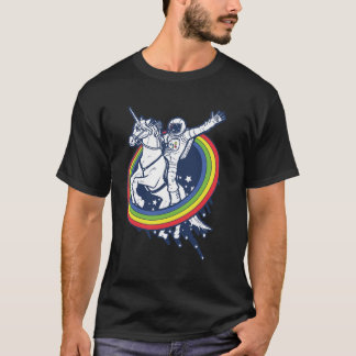Camiseta Um astronauta que monta um uncorn através de um
