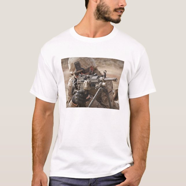 Camiseta Um atirador automático de armas fornece instrutor (Frente)