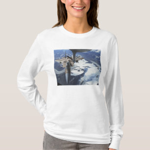 Camiseta Um avião de F-15C Eagle senta-se atrás de um