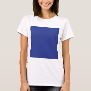 Camiseta um avião voando no céu com um backgrou azul