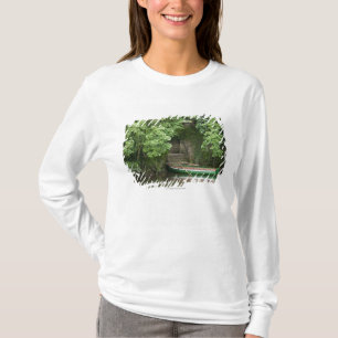 Camiseta Um barco da fileira Roped em algumas escadas ao